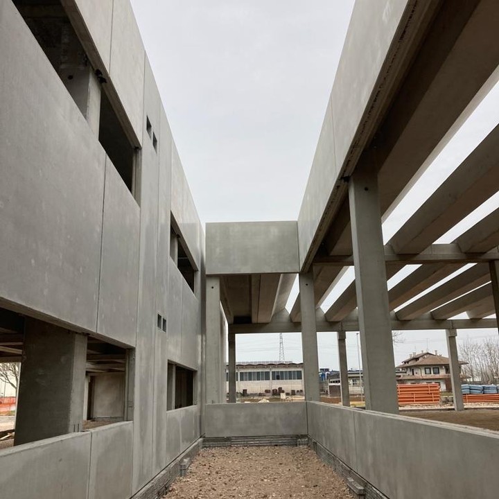 ...2800 mq di nuovo edificio in fase di realizzazione tra palazzina uffici con impalcati pigreco e copertura microshed ... https://lnkd.in/gp2MeN2 https://lnkd.in/gZJfwScm #sipeprefabbricati #sipesocietàindustriale #gruppoicm #prefabbricati #produzioneitaliana