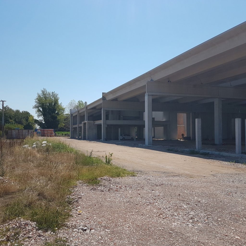 In ultimazione edificio di circa 6000 mq con copertura asso 500 e manto in alluminio integrale! http://www.sipeprefabbricati.it/it/prodotti/macro-asso-500 #sipeprefabbricati #sipesocietàindustriale #gruppoicm #prefabbricati #produzioneitaliana