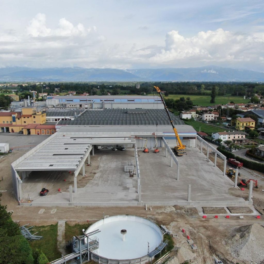 In realizzazione nuovo edificio di 6500 mq con copertura asso 500 a Carmignano di Brenta http://www.sipeprefabbricati.it/ #sipeprefabbricati #sipesocietàindustriale #gruppoicm #prefabbricati #produzioneitaliana