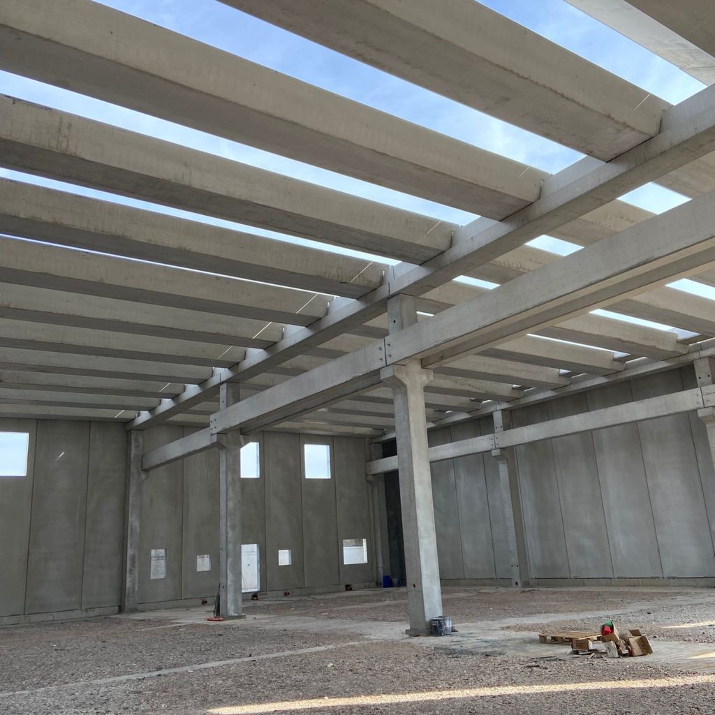 Nuovissimo edificio con travi via di corsa carroponte e copertura microshed con manto in alluminio integrale a Creazzo (VI). https://lnkd.in/gZJfwScm #sipeprefabbricati #sipesocietàindustriale #gruppoicm #prefabbricati #produzioneitaliana